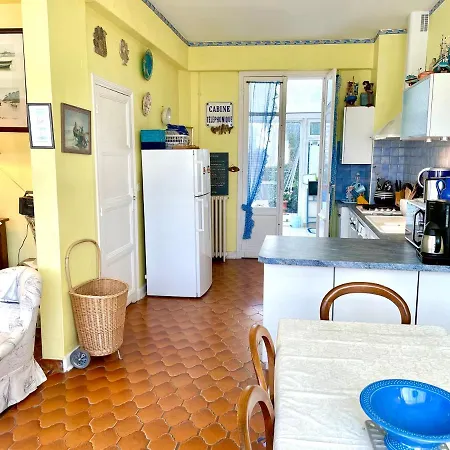 Agreable Maison De Ville Avec Cour Centre ロワイヤン